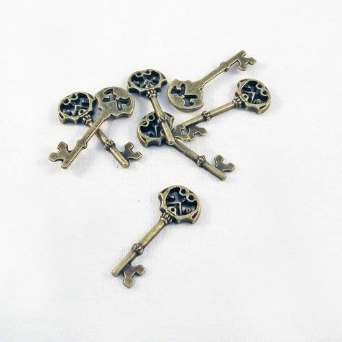 Bcc01 - lot de 2 petites breloques pendentifs clés clef vintage à motifs chapeau ajouré de couleur bronze 
