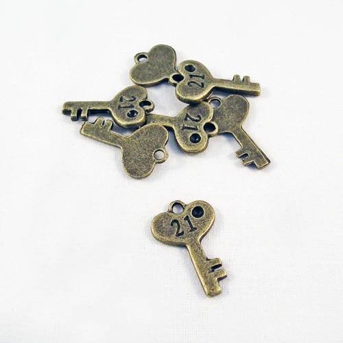Bcc04 - 1 petite breloque pendentif clés clef vintage motif coeur gravure numéro "21" de couleur bronze 