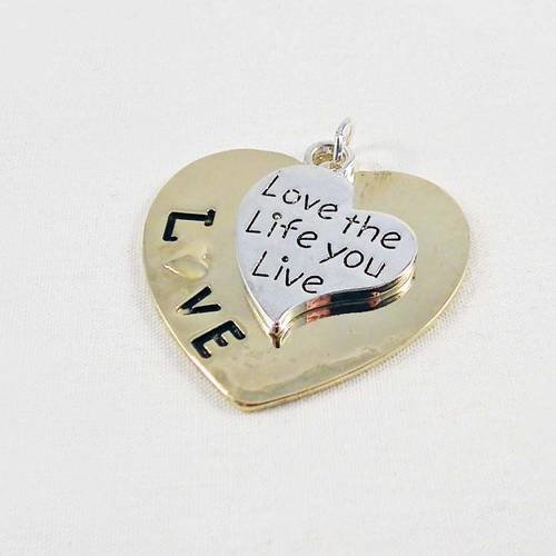 Pu12 - breloque double médaillon en coeur doré argenté gravure "love the life you live" 