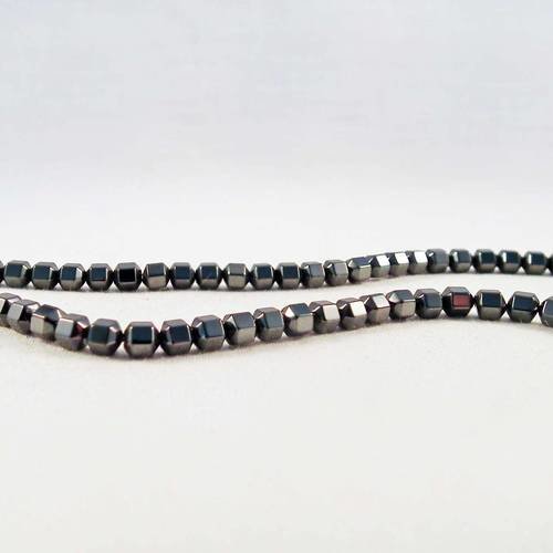 Hev18 - une enfilade de perles en hématite gris noir de forme cubique arrondies de 4mm 