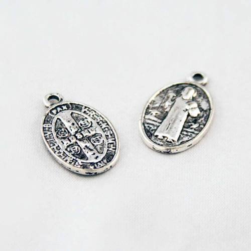 Btr14 - lot de 2 breloques pendentifs médaille médaillon ovale croix religieux motifs sur les deux faces 