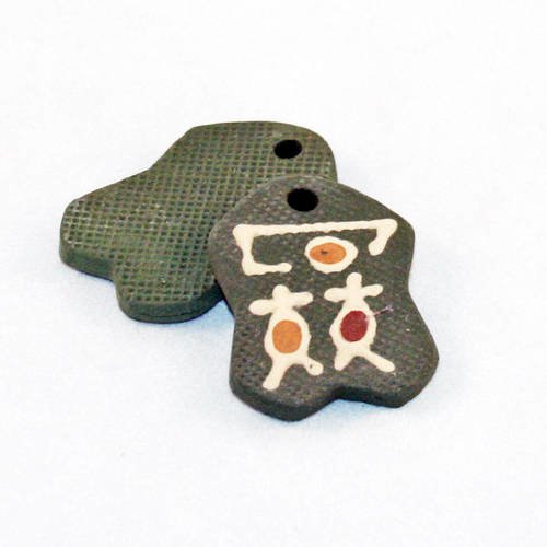 Pco43 - originale breloque pendentif en roche minérale type ardoise grès motifs tribal totem peints vert kaki