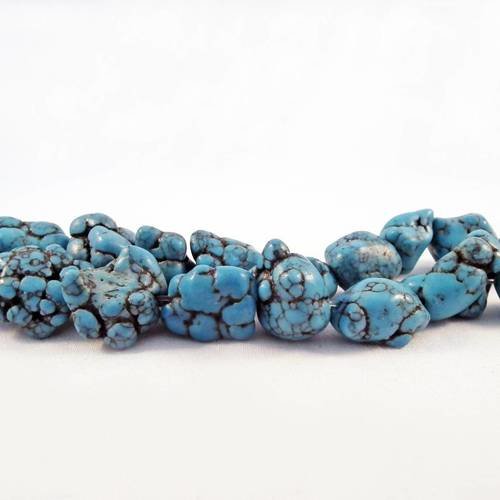 Phw54 - 10 perles howlite en forme irrégulière de nugget de couleur bleu à fissures motifs noir 