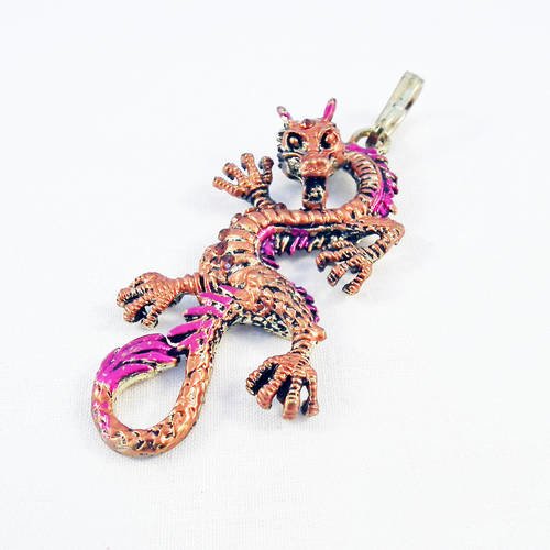 Grande breloque pendentif dragon ailes feu teintes bronze antique cuivré orangé touches de rose et strass 