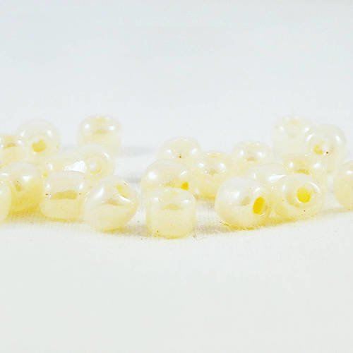 Pro08 - lot de 20 grosses perles de rocaille de 4mm en verre à reflets de couleur beige écru crème 