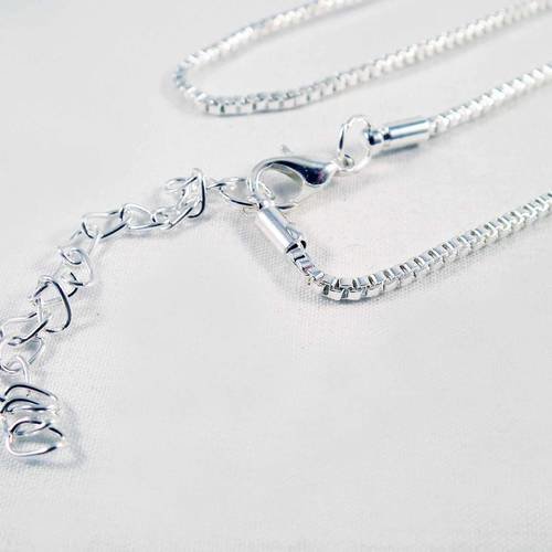 Joli collier chaîne mailles carrées argent brillant et fermoir à mousqueton avec chainette d'extension 