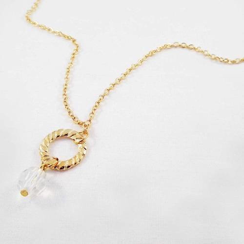 Collier chaine dorée de 64cm avec connecteur rond et perle en acrylique transparente 