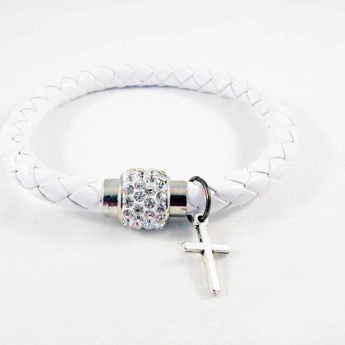 Support bracelet blanc opaque simili cuir fermoir magnétique à strass et breloque croix 