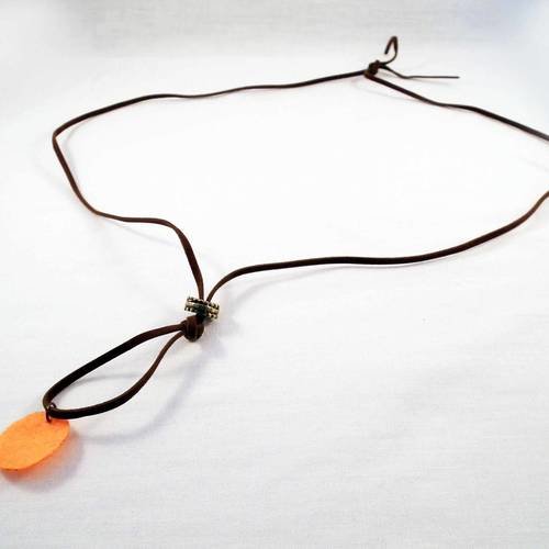 Sbc13 - collier en cordon feutrine marron avec médaille en feutre orange et petit anneau bronze vieilli 