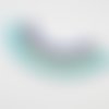 Grande breloque plastron teintes de bleu et turquoise et cristal strass avec deux trous dorés mat 