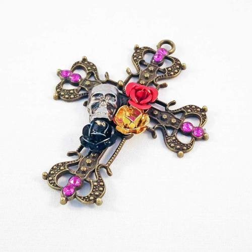 Grande croix gothique avec fleurs, tête de mort et strass roses rouge foncé 
