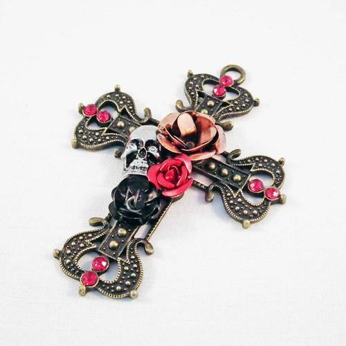Grande croix gothique avec fleurs, tête de mort et strass roses rouge foncé 