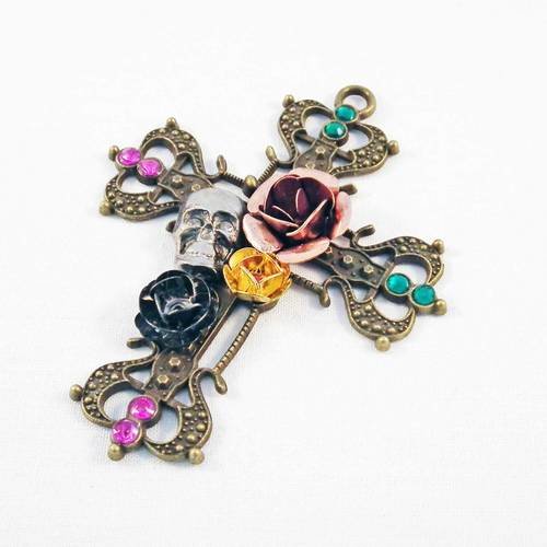 Grande croix gothique avec fleurs, tête de mort et strass roses et vert 