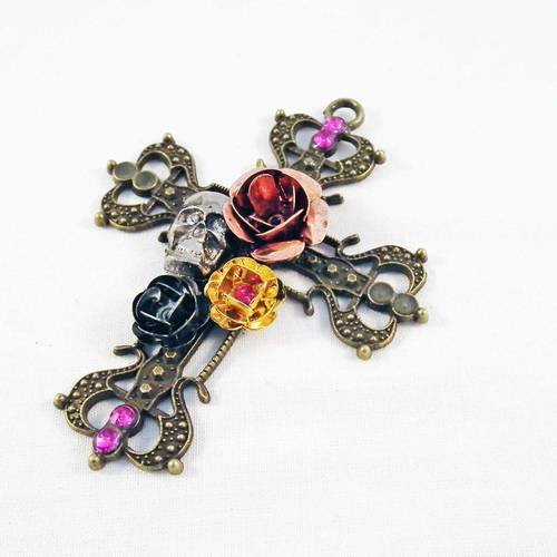 Grande croix gothique avec fleurs, tête de mort et 4 strass roses. 