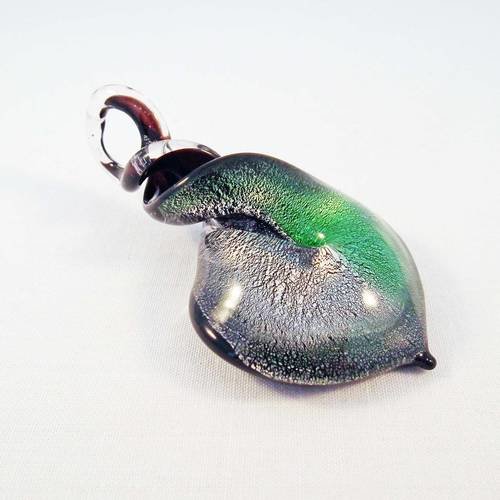 Pu40 - grande breloque feuille torsadé en verre lampwork murano teintes de vert et gris et côté noir 