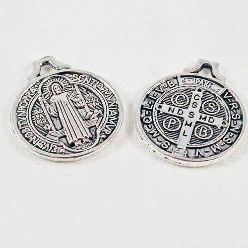 Bp44 - lot de 2 breloques pendentifs médaille médaillon religieux croix saint benedicte motifs sur les deux faces 