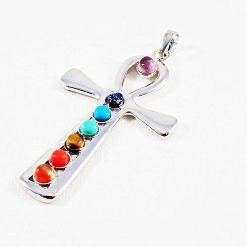 Bz92 - breloque pendentif plaqué or blanc 18k et 7 chakras en pierres centres d'énergie corps astral croix sekmeth déesse 
