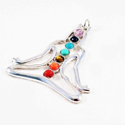 Breloque pendentif plaqué or blanc 18k et 7 chakras en pierres centres d'énergie corps astral motif posture méditation yoga 