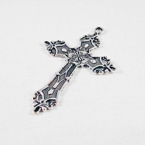 Pendentif breloque grande croix à motifs argentée de 5.8cm 