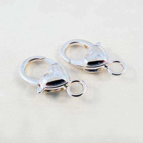 Lot de 2 grands fermoirs à mousqueton motif coeur, argent brillant, 28mm x 15mm, identiques sur les deux faces. 