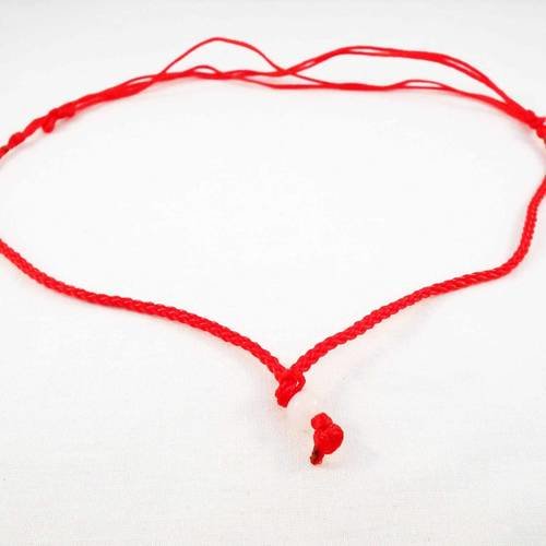 Sbc02 - support collier en fil de satin rouge à noeud coulissant et petite perle blanche 