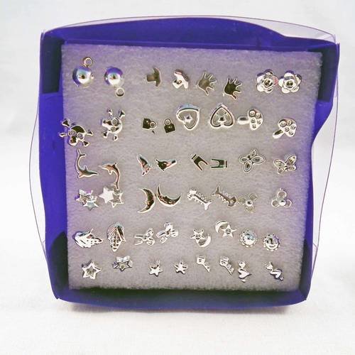 Boîte de 24 paires de boucles d'oreilles argentées à motifs divers 