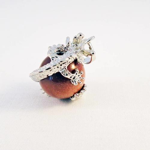 Magnifique breloque pendentif dragon argenté avec boule de cristal en pierre de sable 