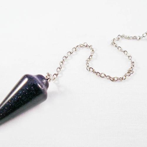 Bz93 - magnifique breloque pendentif pendule noir bleuté foncé à reflets en pierre de sable avec chaînette argentée 