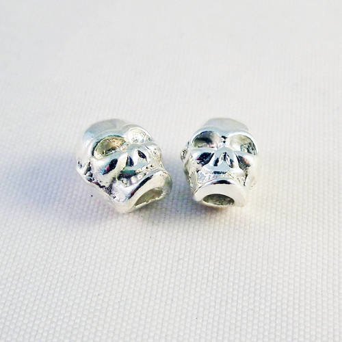 Lot de 2 perles intercalaires spacer tête de mort argent brillant 