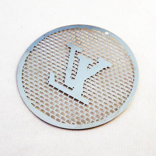 Itl09 - fine breloque pendentif argentée en filigrane siglé des lettres "lv" de 4cm de diamètre griffe mode luxe 