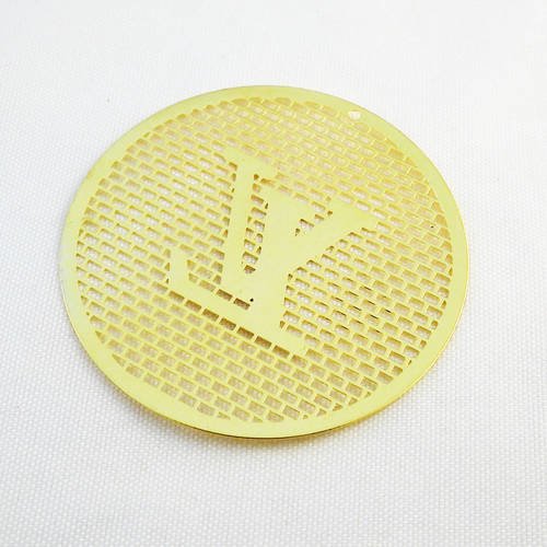 Itl21 - fine breloque pendentif doré en filigrane siglé des lettres "lv" de 4cm de diamètre griffe mode luxe
