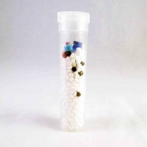 Fiole en plastique de 56mm x 14mm avec petites perles diverses mixtes 