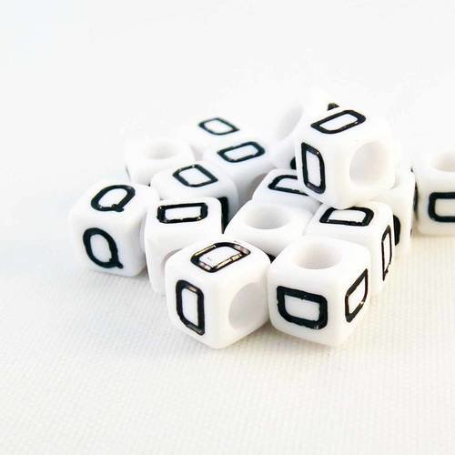 Nl19 - 1 perles alphabet lettre d en acrylique cubiques cubes de couleur blanc et noir 