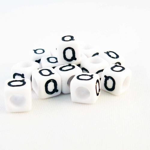 Nl31 - 1 perles alphabet lettre q en acrylique cubiques cubes de couleur blanc et noir 