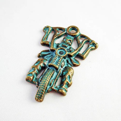 Grande breloque pendentif tête de mort squelette moto bronze vieilli reflets bleu 