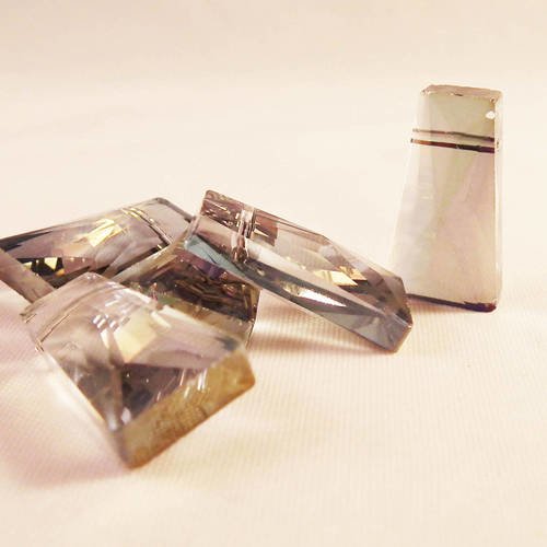 Hev16 - une perle forme de trapèze en verre de cristal transparent couleur mauve très pâle à reflet 