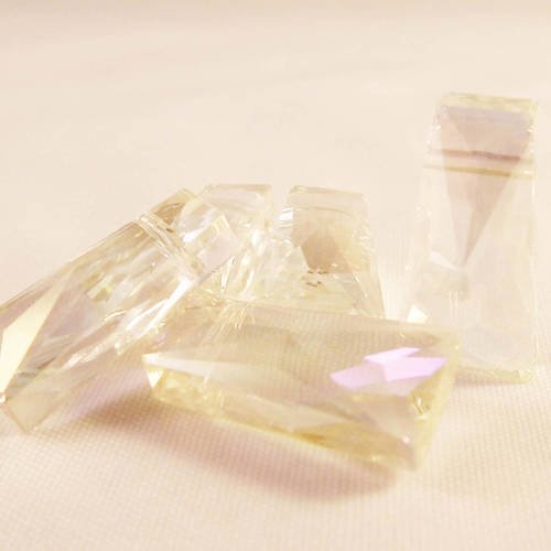 Hev05 - une perle forme de trapèze en verre de cristal transparent couleur jaune très pâle à reflet 