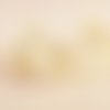 Hev06 - une perle forme de goutte en verre de cristal transparent couleur jaune très pâle à reflet 