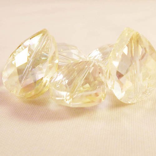 Hev06 - une perle forme de goutte en verre de cristal transparent couleur jaune très pâle à reflet 