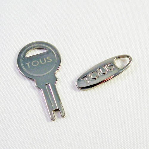 Pu74 - lot de 2 breloques authentiques de la marque espagnole tous clé et breloque ovale siglées originales 