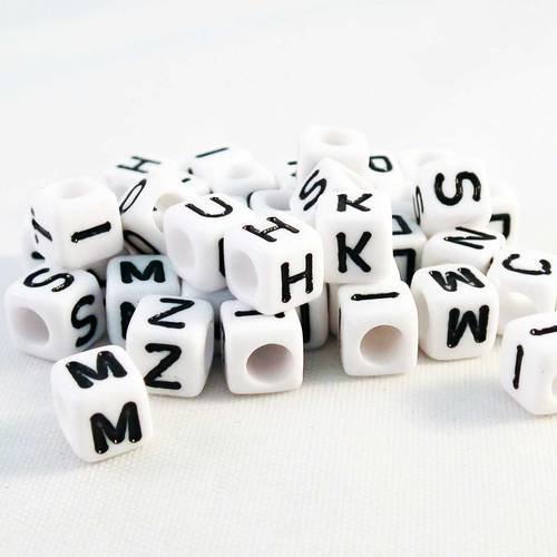 Pd33 - lot de 26 perles alphabet complet, lettres en acrylique cubiques cubes de couleur blanc et noir 