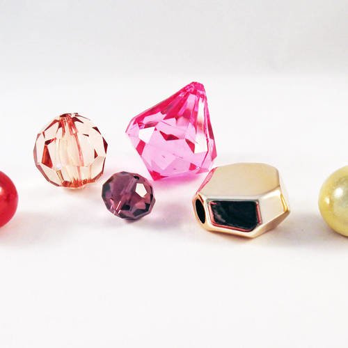Lot de 5 perles magiques de formes diverses et une breloque diamant cône à facette fuchsia 36mm 