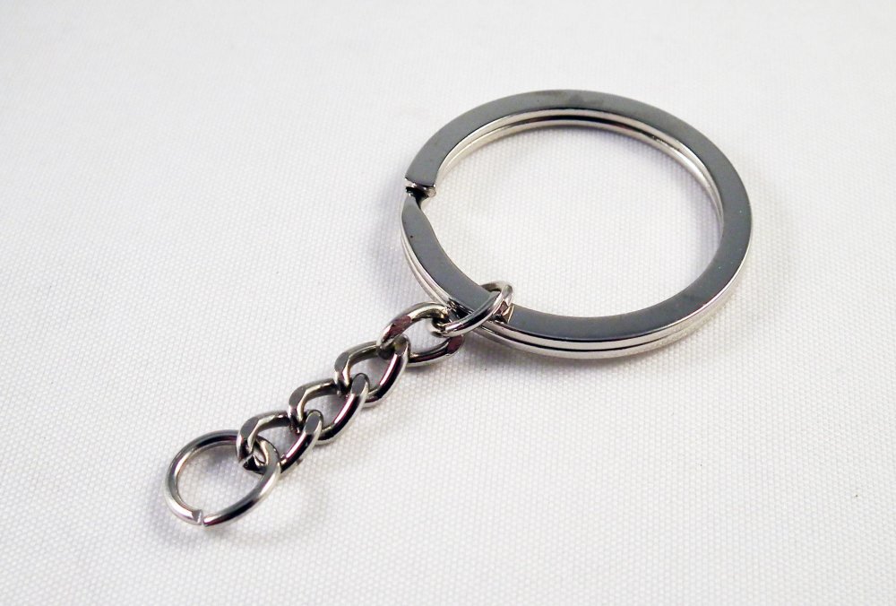 1 porte-clés avec anneau 2,3cm et chaîne à maille en métal argenté