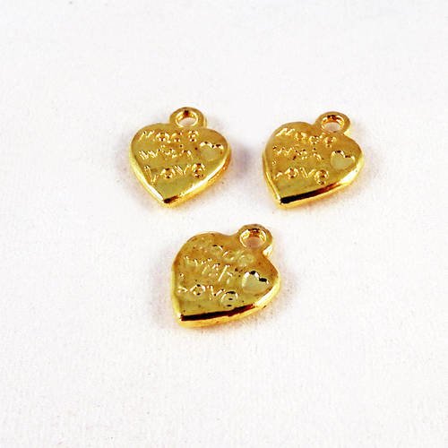 Lot de 3 petites breloques pendentifs "made with love" de couleur doré 