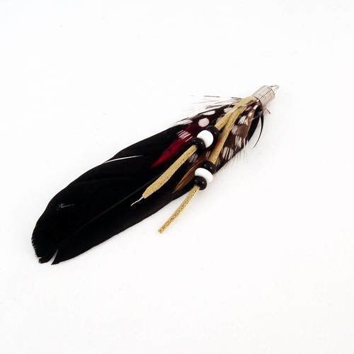 Pendentif breloque plumes avec lacets suédine et embout argenté 