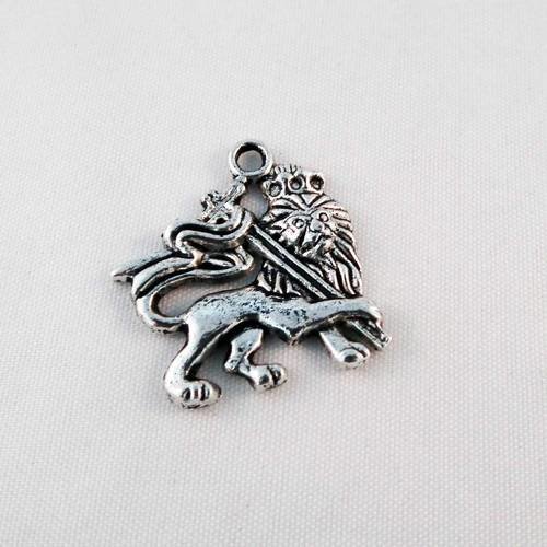 Pendentif breloque lion couronne et croix de couleur argent vieilli 