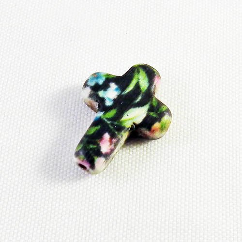 Hw55 - une perle howlite en forme de croix à motif fleuri modèle unique 