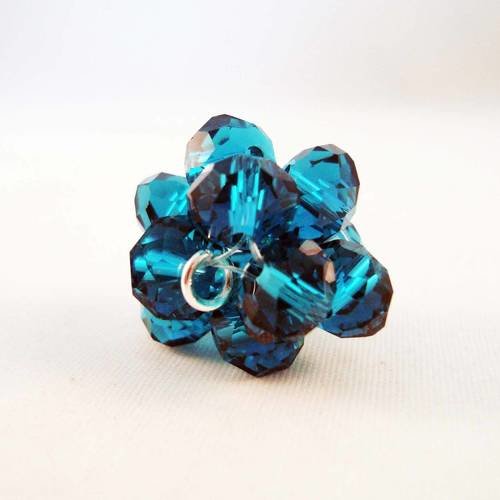 Fleur de perles composée de 12 perles précieuses en verre cristal 