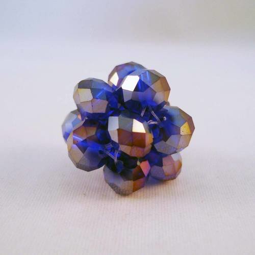 Fleur de perles composée de 12 perles précieuses en verre cristal 