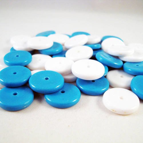 Lot de 15 perles en forme de bouton de couleurs mixtes: bleu turquoise et blanche 